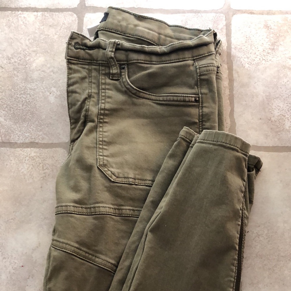 BDG size 8 olive cargo skinny jeans